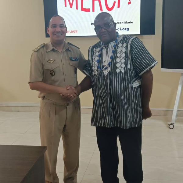 Dr. Bohou en compagnie d'un Officier marocain.